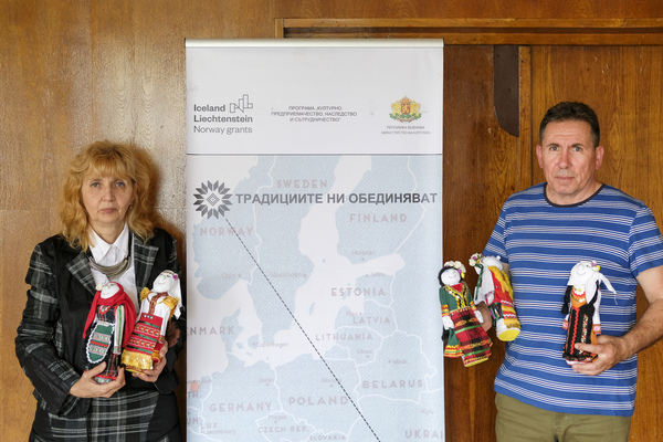 Камелия Чолакова и Васко Райчинов с част от куклите, създадени по време на работилниците